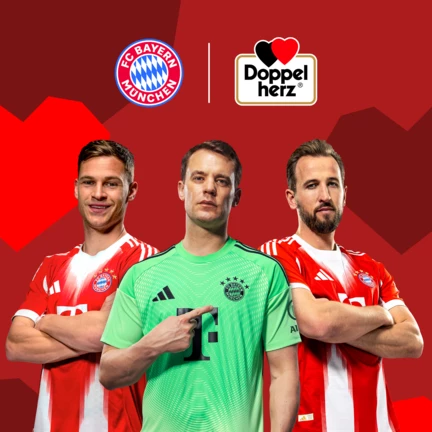 A Bayern München három játékosa áll egy piros háttér előtt, amelyet geometrikus szívformák díszítenek. Balról jobbra: Harry Kane, Jamal Musiala és Manuel Neuer. Fölöttük a Bayern München és a Doppelherz logója látható, jelezve a két márka közötti partnerséget.
